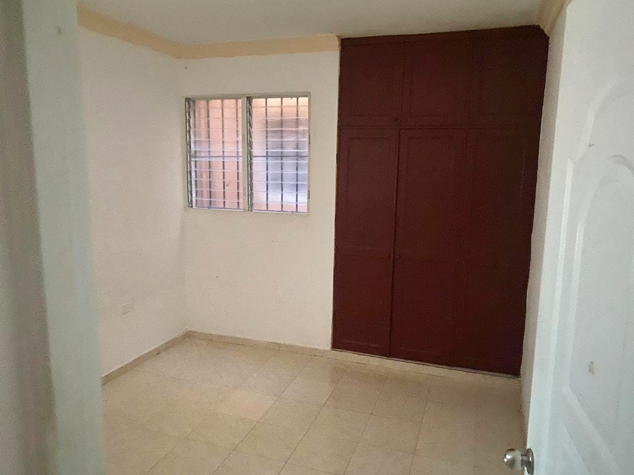 Habitación con clóset empotrado